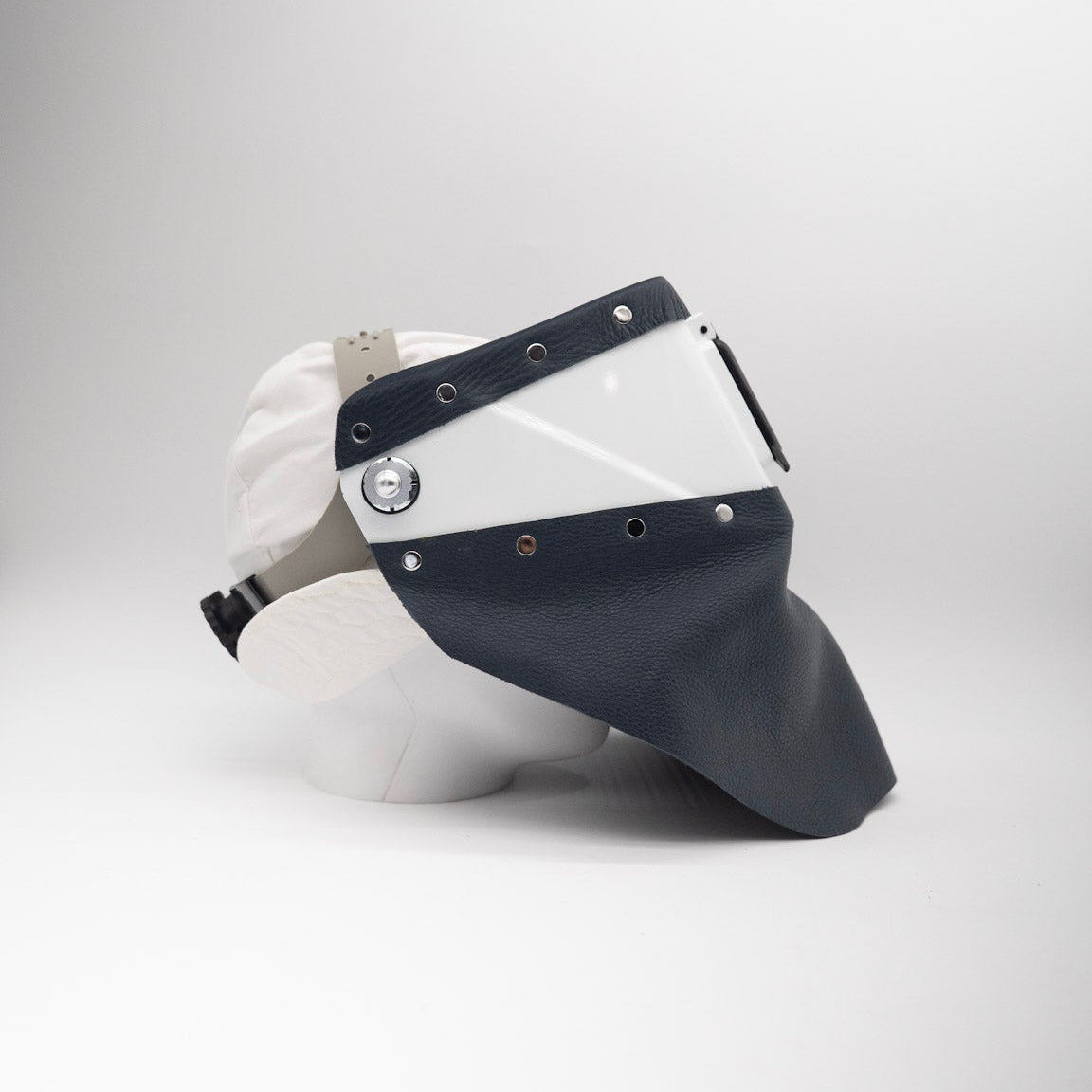 Phanthom Pro - White On Navy Leather